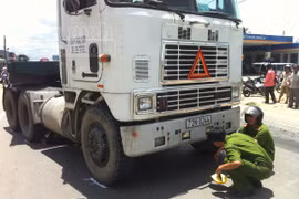 Nữ sinh chết thảm dưới gầm xe container