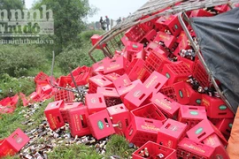 Mất lái, xe tải chở 1.300 chai bia lật nhào xuống ruộng