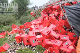 Mất lái, xe tải chở 1.300 chai bia lật nhào xuống ruộng