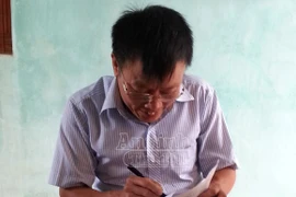 Bị tố cáo, "quan xã" cuống cuồng mang tiền trả người dân (2)