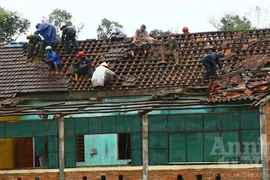 Lốc xoáy làm tốc mái hơn 400 nhà dân 