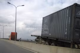 Xe container bất ngờ tuột rơ-moóc khi đang lên cầu