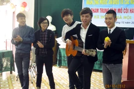 Ca sĩ ZMA sưởi ấm trái tim trẻ mồ côi