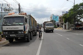 Xe tải nối đuôi nhau dừng đỗ trên phố "né" CSGT