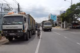 Xe tải nối đuôi nhau dừng đỗ trên phố "né" CSGT
