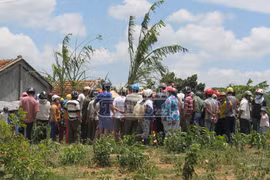 Vác bom ra cưa, hai người đàn ông bỏ mạng