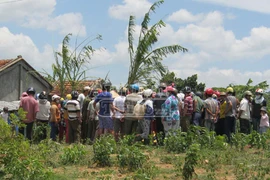 Vác bom ra cưa, hai người đàn ông bỏ mạng