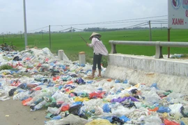 Rác nilon "tấn công" đường 32