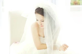 Phương Linh thẫn thờ khoác áo cô dâu