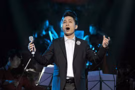 Tùng Dương tái ngộ khán giả Sài thành trong minishow mừng sinh nhật