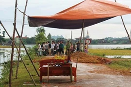 Rủ nhau xuống ao tắm, bé gái 5 tuổi bị đuối nước 