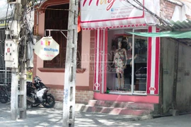 Thiếu nữ dùng băng keo bịt miệng chủ cửa hàng quần áo, cướp đồ