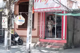 Thiếu nữ dùng băng keo bịt miệng chủ cửa hàng quần áo, cướp đồ