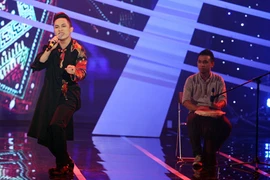 Tùng Dương kể chuyện tình yêu với "Chiếc khăn piêu"