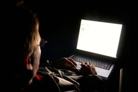 Đau lòng anh trai 18 tuổi lạm dụng tình dục em gái 4 tuổi