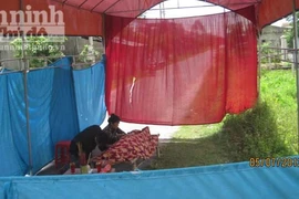 Chết gục trước cổng, vợ con trong nhà không hay