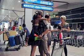 "Bắt quả tang" Nam Thành ôm Hoàng My tại sân bay