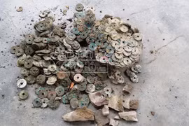 Một người dân đào được hũ tiền cổ nặng gần 10kg