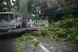 Thêm những hình ảnh Hà Nội ngập lụt trên nhiều tuyến phố