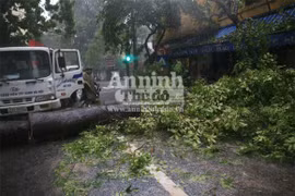 Thêm những hình ảnh Hà Nội ngập lụt trên nhiều tuyến phố