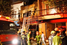 Cháy kinh hoàng tiệm bọc yên xe máy, 5 người bị thiêu chết