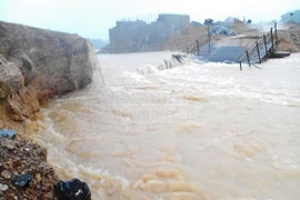 Hà Tĩnh: Mưa lớn làm sập cầu tạm, tỉnh lộ 5 bị chia cắt hoàn toàn