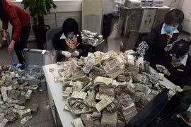 "Đại gia" vác 11 bao tiền đến gửi ngân hàng