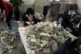 "Đại gia" vác 11 bao tiền đến gửi ngân hàng