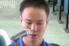 Tàn nhẫn bổ cuốc vào đầu bà già, cướp khuyên tai