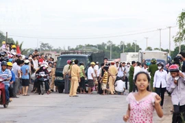 Xe máy va quệt xe tải, 2 người chết