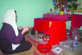 Phạt hành chính nhóm người chữa bệnh bằng “bùa ngải” ma quái