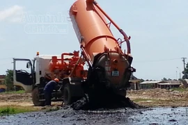 Xe của công ty môi trường xả bùn thải vào...công viên