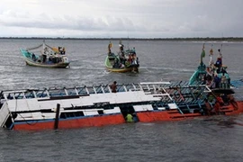 Một tàu cá xuất bến đón 7 ngư dân gặp nạn