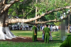 Cặp tình nhân tuổi teen ăn lá ngón rồi treo cổ trong rừng sâu