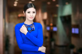 Hoa hậu Ngọc Hân nổi bật trong chiếc đầm xanh gợi cảm 