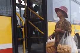 Bà lão 70 tuổi “sống nhờ” những ổ bánh mỳ