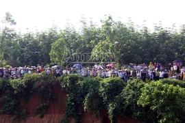 Cận cảnh chiếc xe bị cuốn trôi và công tác vớt thi thể nạn nhân