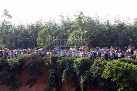 Cận cảnh chiếc xe bị cuốn trôi và công tác vớt thi thể nạn nhân