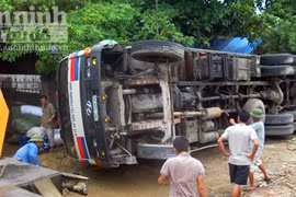 Mất lái, xe tải khủng lật nhào suýt trùm lên nhà dân