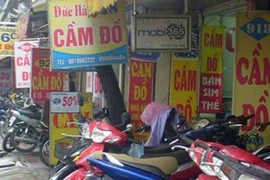 Mượn xe máy và điện thoại của bạn đi cầm đồ lấy tiền tiêu xài