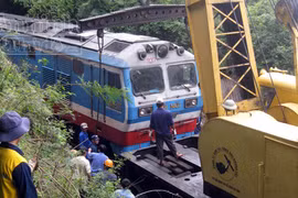 Va vào đá tảng, đầu tàu SE7 bị trật bánh