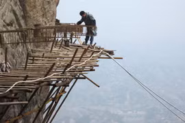 Con đường nguy hiểm