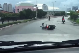 Clip: Hai thanh niên đi xe máy cướp giật giữa ban ngày