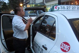 Hiếu Hiền "bỏ nghề" đi lái Taxi may mắn