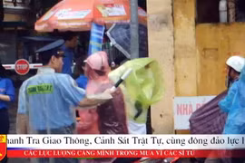 Lực lượng chức năng căng mình trong mưa lớn vì các sĩ tử