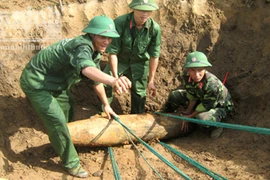 Di dời an toàn quả bom nặng 230kg ra khỏi khu dân cư 