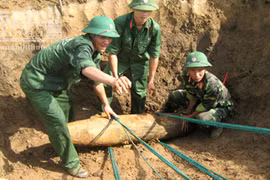 Di dời an toàn quả bom nặng 230kg ra khỏi khu dân cư 