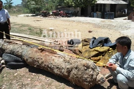 Phát hiện 2 khẩu súng thần công dưới dòng sông Lam