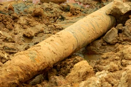 Phát hiện đạn cối còn nguyên ngòi nổ giữa phố