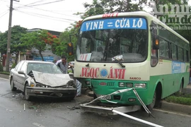 Xe buýt lao qua dải phân cách đè nát đầu xe con